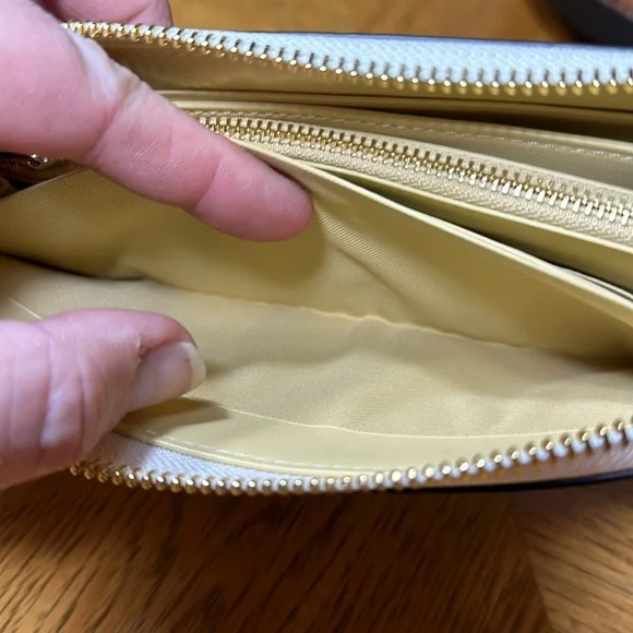 *LIKE NEW* COACH Embossed Horse & Carriage Long Zip-Around Wallet - Picture 15 of 16